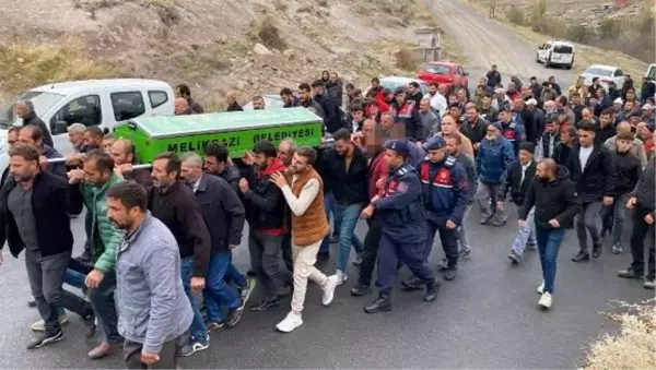 Kadın evinde saldırıya uğrayarak öldürüldü, eşi ve oğulları gözaltına alındı