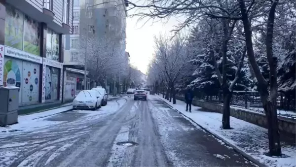 Ağrı Patnos'ta Mevsimin İlk Karı Yağdı