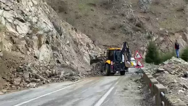 Ardahan-Ardanuç Yolu Heyelan Nedeniyle Trafiğe Kapandı