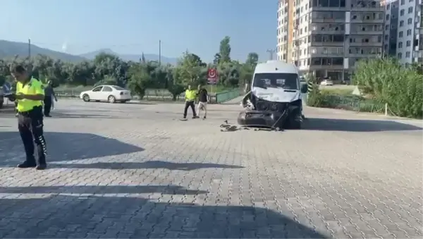 Osmaniye'de Otomobil ile Okul Servisinin Çarpışması: 11 Öğrenci Yaralandı