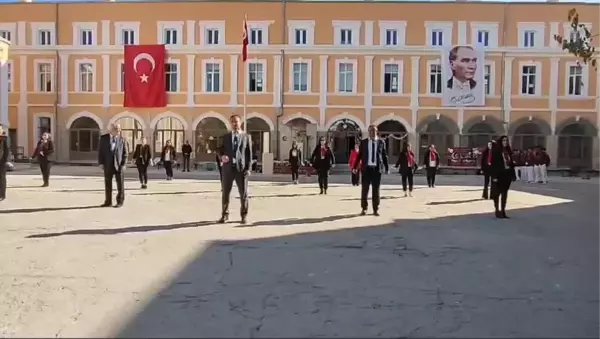 Edirne'de Cumhuriyet Bayramı'nda Öğretmenlerden Unutulmaz Zeybek Gösterisi