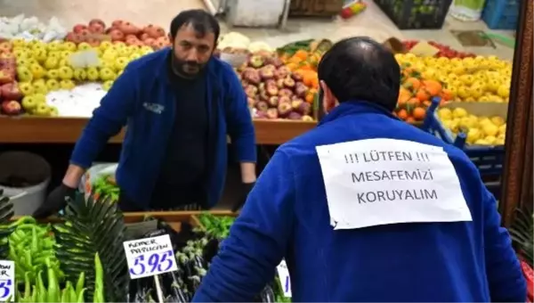 Manav reyonu görevlisinden 'sırt yazılı' sosyal mesafe uyarısı