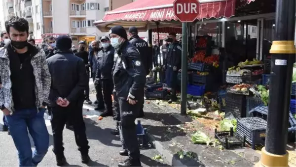 Pazarcılar ile manav tartıştı; sebze ve meyveler yere saçıldı