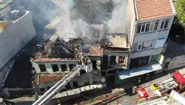 Süleymaniye Camii'nin yakınındaki metruk binada korkutan yangın