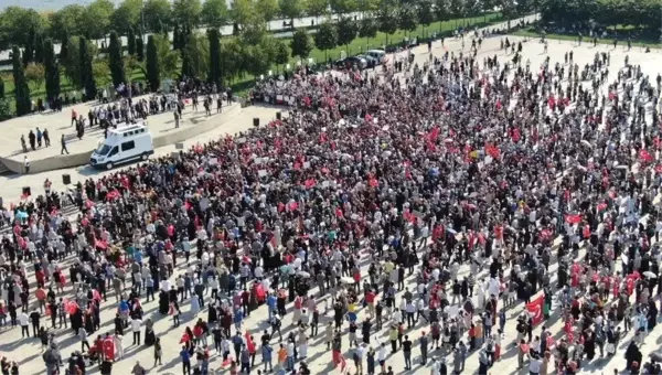 Maltepe'de mesafesiz aşı karşıtı mitinge beklenen kalabalığı toplayamadılar