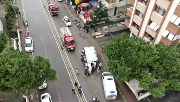 Kadıköy'de kamyonet orta refüjü aşıp yan yattı