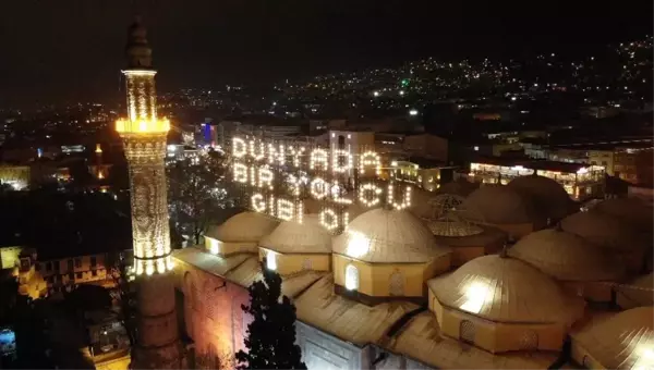 624 yıllık Ulu Cami'ye asılan Ramazan mahyası değiştirildi