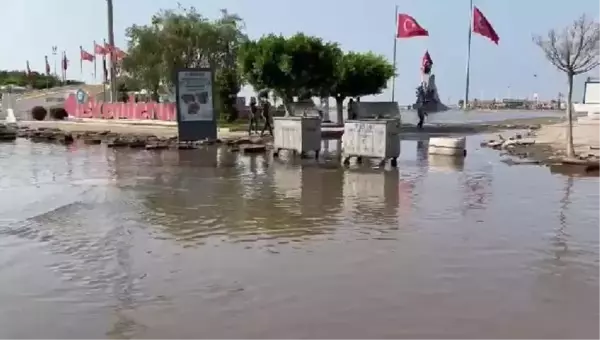 İskenderun'da lodosla birlikte su baskınları yaşanıyor