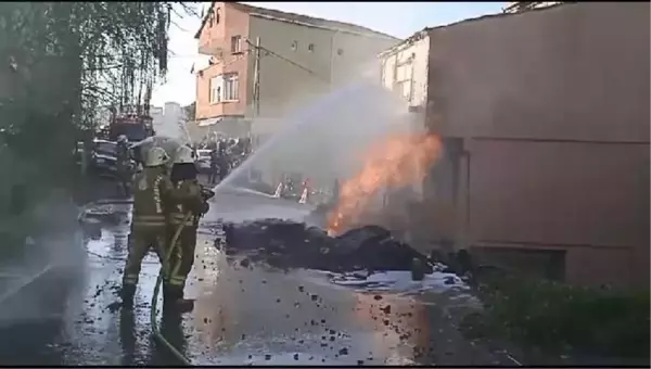 ÜSKÜDAR'DA YOL ÇALIŞMASI SIRASINDA DOĞALGAZ BORUSU PATLADI - 1