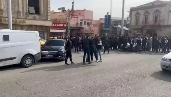 Uyuşturucu Kullanan Çocukları İçin Sinir Krizi Geçiren Kadın, Satırla Yola Çıktı