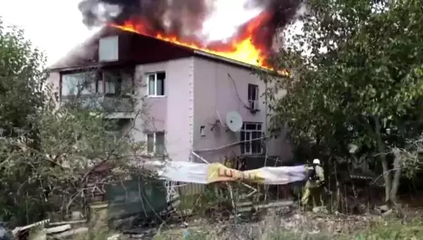 Üsküdar'da 2 katlı binanın çatısı alev alev yandı