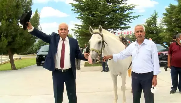 DYP'li eski Belediye Başkanı Demirel'in mezarına kıratla girdi