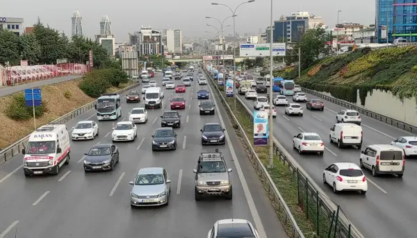 İstanbul'da sabah saatlerinde trafik yoğunluğu yaşanıyor