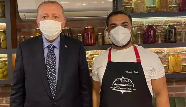 Cumhurbaşkanı Erdoğan, söz verdiği esnafa uğrayarak çay içti