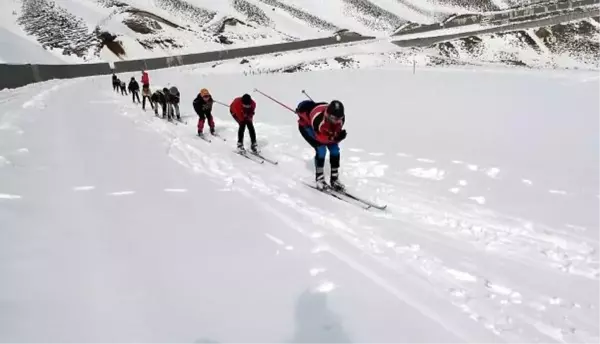 Bitlis'te kayaklı koşu sporcuları Nemrut Dağı'nda antrenman yapıyor