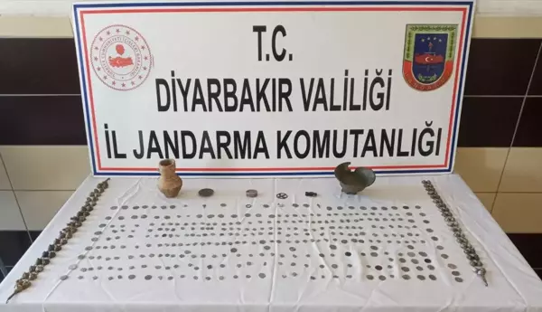 Son dakika haberi | Diyarbakır'da tarihi eser kaçakçılığı operasyonu: 328 eseri 65 bin dolara satmaya çalışırken yakalandılar