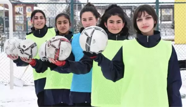 SEVGİ EVLERİNDEKİ KIZLAR FUTBOL TAKIMI KURDU, 3'ÜNCÜ LİGE HAZIRLANIYORLAR