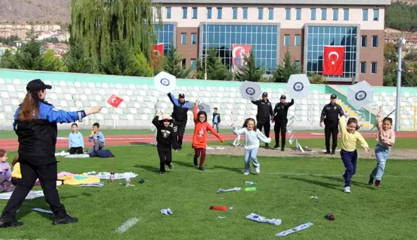 Amasya Emniyet Müdürlüğü 100 çocukla uçurtma şenliği düzenledi