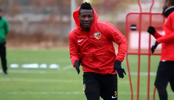 Asamoah Gyan koronavirüsten korunmak için geleneksel yöntemlere başvurdu