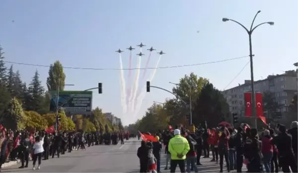 ESKİŞEHİR'DEKİ KUTLAMALARDA TÜRK YILDIZLARI GÖSTERİSİ