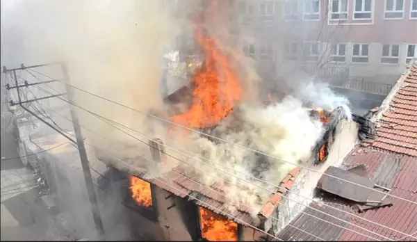 Son dakika haber... Yıkım kararı verilen metruk ev alev topuna döndü