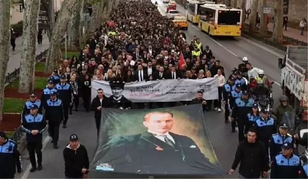 Beşiktaş'ta Mustafa Kemal Atatürk'ün Ebediyete İntikalinin 85. Yılında Saygı Yürüyüşü Düzenlendi