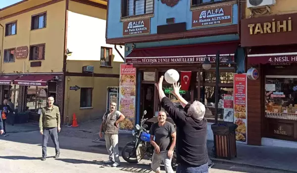 Cadde kapatma uygulamasını top oynayarak protesto ettiler