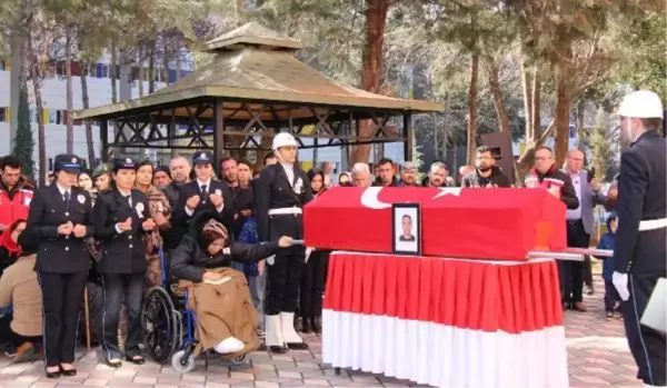 Depremde kaybettiği 3 oğlunun yanına, enkazdan çıkarılan polis eşini de toprağa verdi