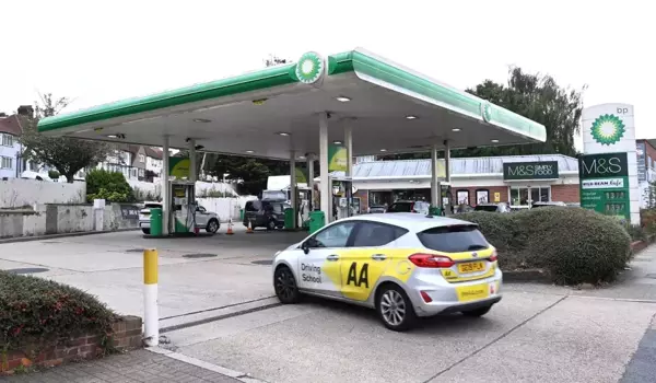 İngiltere'de benzin krizi: Nakliye aracı sürücüleri petrol istasyonlarına akın etti