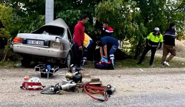 Kontrolden çıkan otomobil elektrik direğine çaptı: 2 yaralı