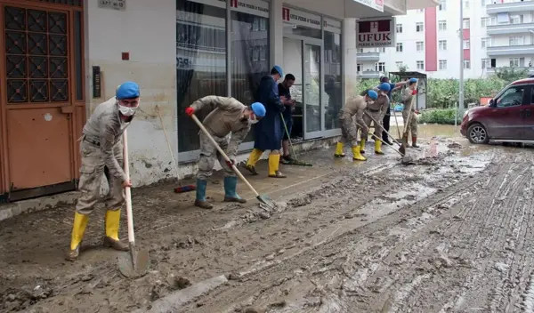 Son dakika haber: Arhavi'de yaşanan sel afetinin ardından temizlik çalışmaları devam ediyor