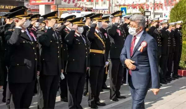 Van'da Cumhuriyet Bayramı dolayısıyla Atatürk Anıtı'na çelenk sunuldu