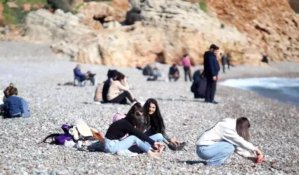 Türkiye donarken Antalya'da güneşi gören sahile geldi