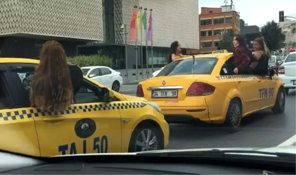 Beyoğlu'nda genç kızlar korona ve trafik kurallarını aldırış etmeden yolculuk yaptılar