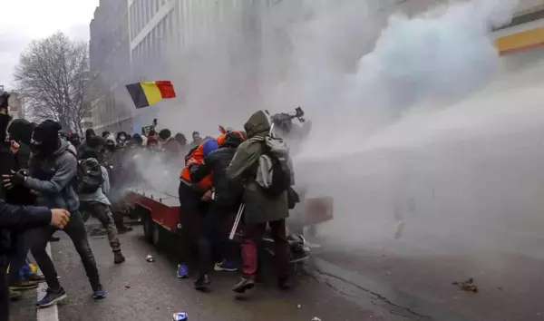 Belçika'da yüzlerce kişi Covid-19 kısıtlamalarını protesto ettiPolis göstericilere göz yaşartıcı gaz ve tazyikli suyla müdahale etti