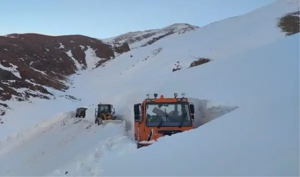 BAŞKALE'DE KAR KALINLIĞI İŞ MAKİNELERİNİN BOYUNU AŞTI