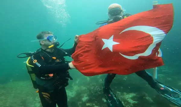 Preveze Deniz Zaferi'ni su altında Türk bayrağı açarak kutladılar