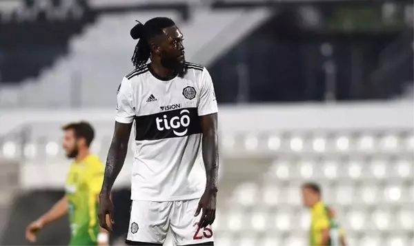 Emmanuel Adebayor, Paraguay ekibi Olimpia ile sadece 4 maça çıkıp yollarını ayırdı