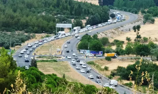 Aydın'da başlayan araç kuyruğu Muğla'ya kadar devam etti