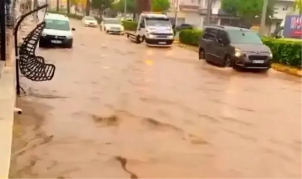 Fırtınaya dayanamayan bir binanın çatısı saniyeler içinde yok oldu