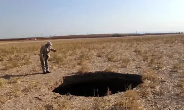 Konya'da, 15 metre derinliğinde obruk oluştu