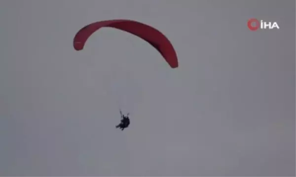 Ordu'da yamaç paraşütçüsü eğitim sırasında denize düştü