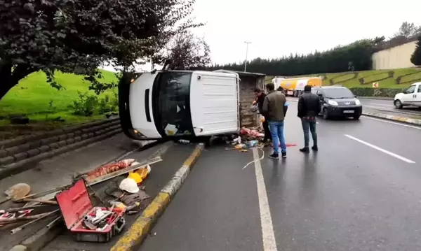 Sultangazi'de kamyonet kaldırıma çarpıp yan yattı