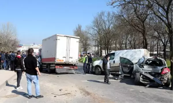 Çerkezköy'de freni boşalan kamyonet 5 araca çarptı: 2 yaralı - Yeniden