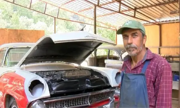 1955 model klasik otomobile ahırda restore