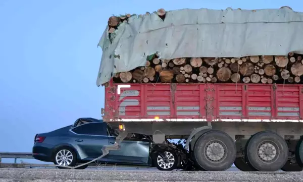 Direksiyon başında uyuyan sürücü otomobiliyle tırın dorsesinin altına girdi