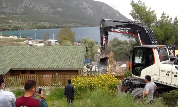 Muğla'daki Akbük Koyu'nda kaçak yapıların yıkımı devam ediyor