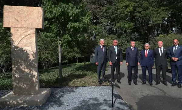 Son dakika haber... Cumhurbaşkanı Erdoğan, BM bahçesinde sergilenen Göbeklitepe dikilitaş replikasını ziyaret etti