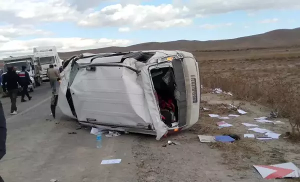 Konya'da Sosyal Hizmet Merkezi görevlilerini taşıyan araç kaza yaptı: 4 yaralı