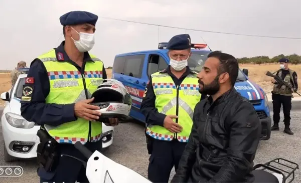 Dakikalar önce uyarıldı hediye edilen kaskı başına değil koluna taktı